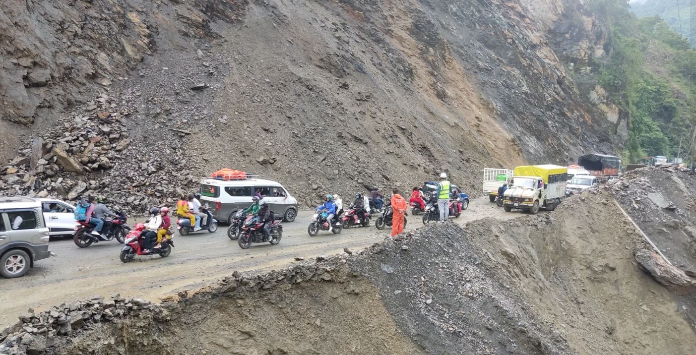 अझै ९ सडकखण्ड पूर्ण अवरुद्ध (सूचीसहित)