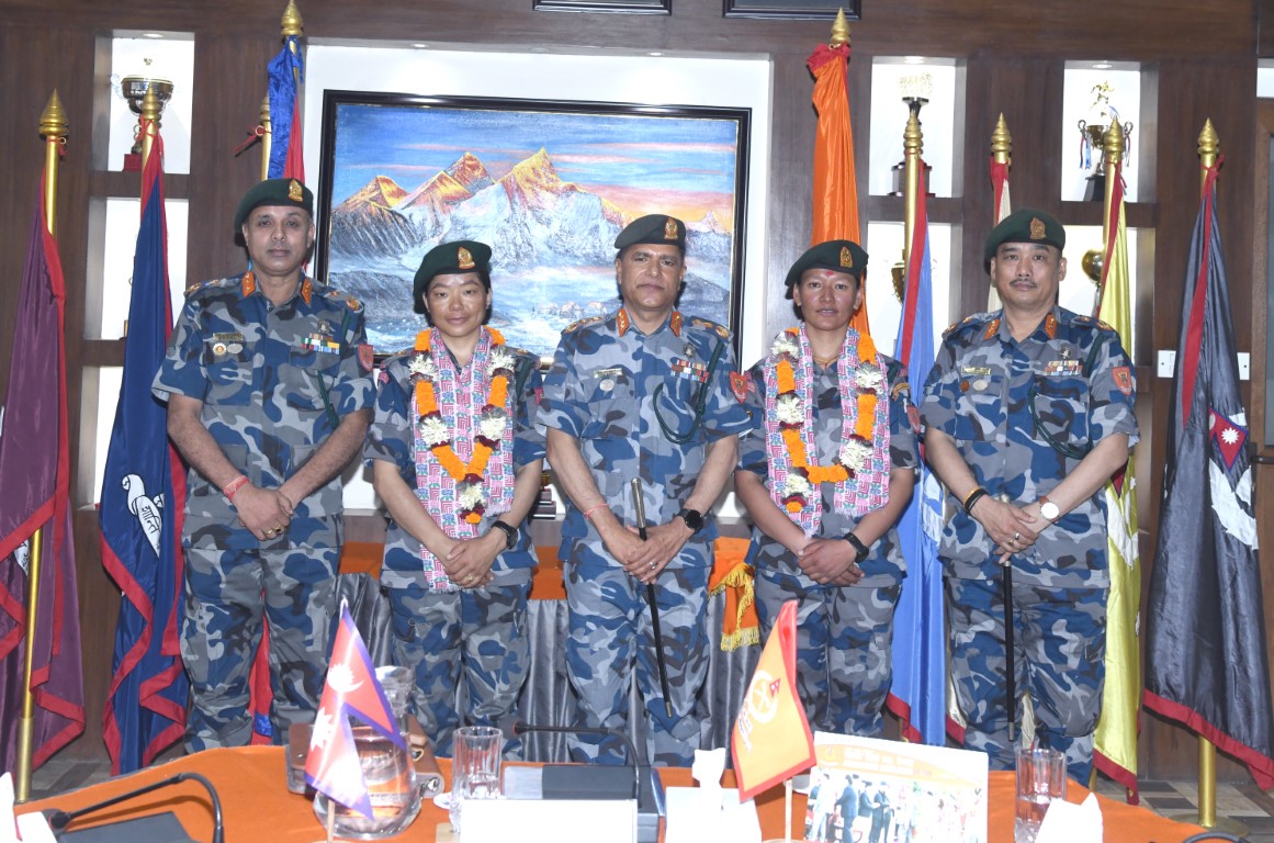 सगरमाथा आरोहण गर्ने  दुई महिला सशस्त्र प्रहरीको बढुवा