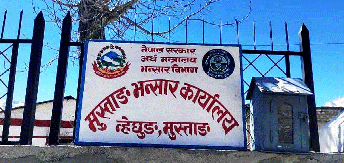 कोरोला नाकाबाट दुई गाडी नियन्त्रणमा, एक लाख ‘भेप’ रहेको आशंका