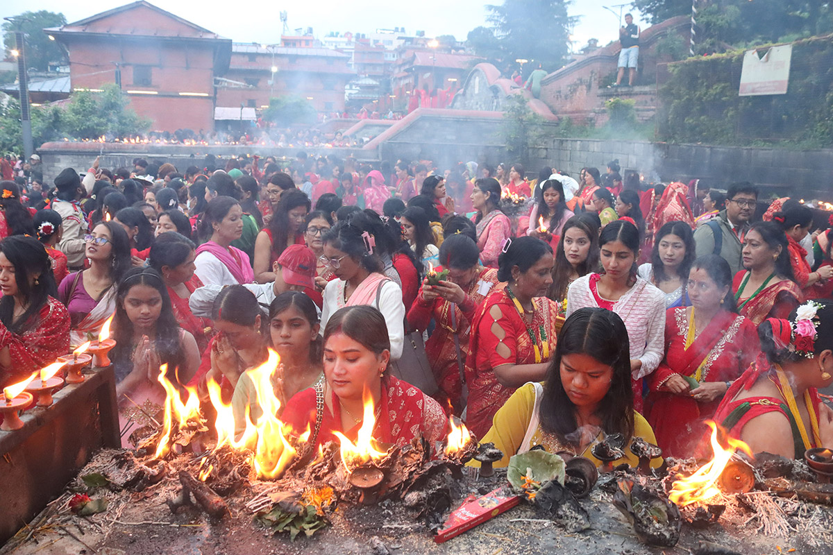 पशुपतिमा बिहानैदेखि व्रतालुको घुइँचो