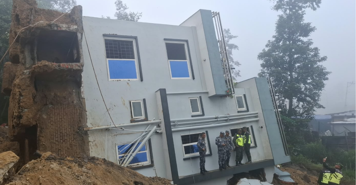 ललितपुरको धापाखेलमा पहिरोले घर ढल्यो
