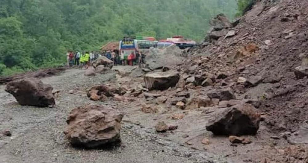 पहिरोले बीपी राजमार्ग अबरुद्ध